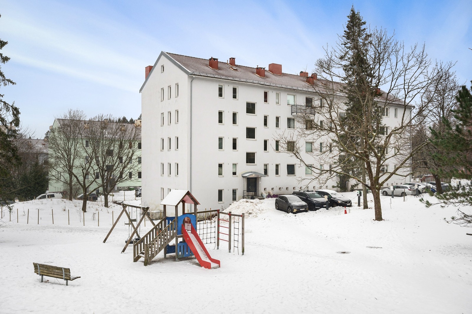 Meget barnevennlig beliggenhet med lekeplasser og grøntarealer i nærmeste omkrets. Galleribilde