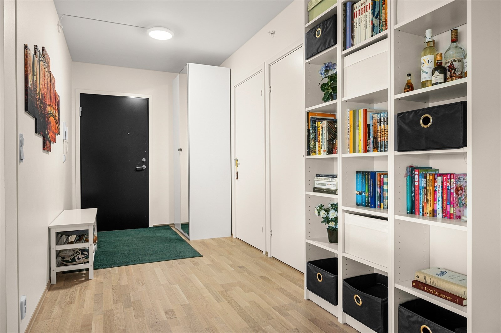 Lys og innbydende entré med parkett og malt overflate på vegger. Galleribilde