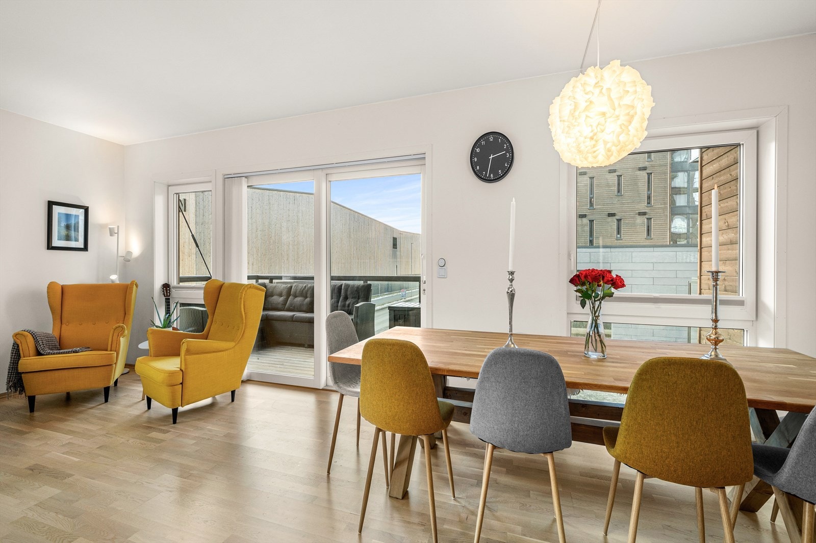 I leiligheten er det store vinduer vendt mot tre forskjellige retninger. Dette gir godt lysinnslipp og en nydelig ramme rundt både hverdagsfrokoster og selskapelige middager. Galleribilde