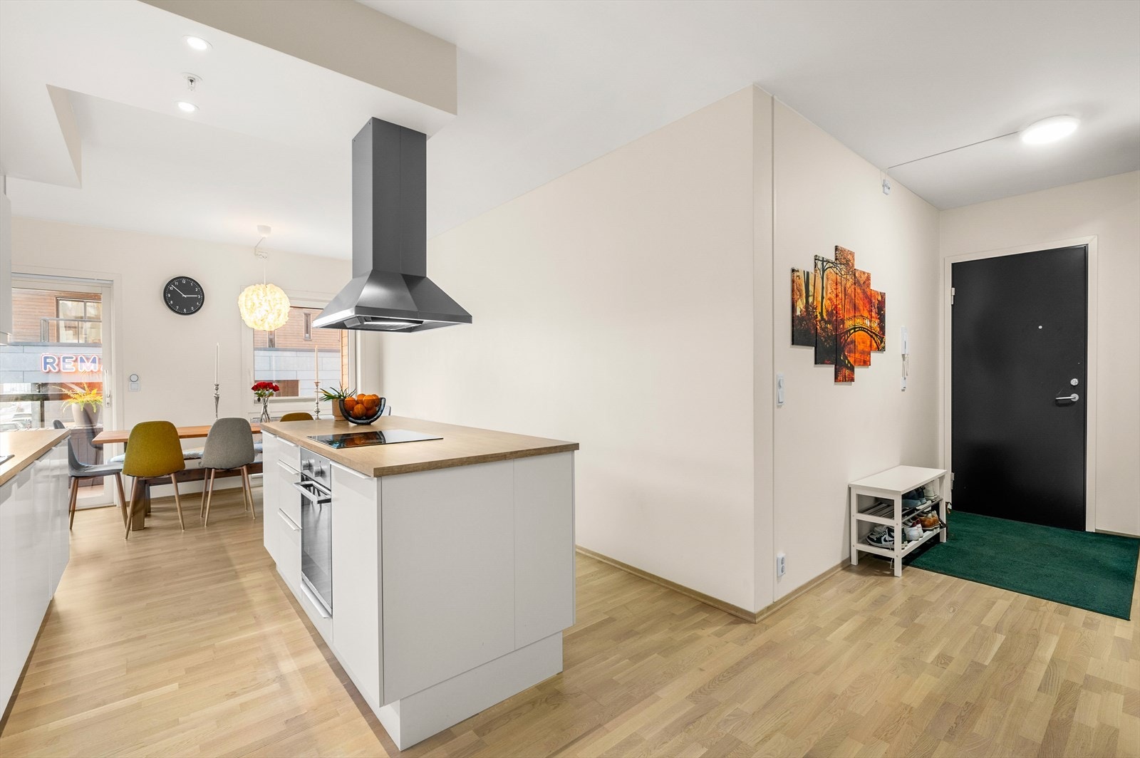 Spisestuen ligger naturlig i den åpne sonen mellom kjøkken og stue, med god plass til større spisebord. Galleribilde