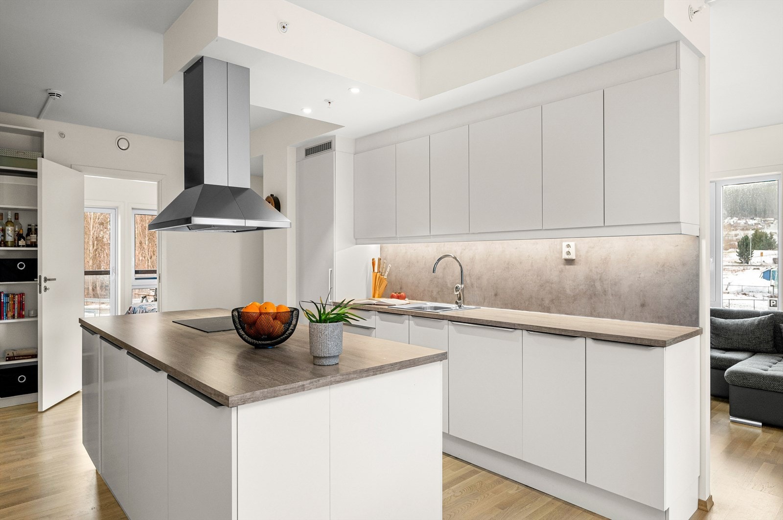 Hjemmet har et stort og funksjonelt kjøkken på 8,5m² med rikelig skap- og benkeplass med kjøkkenøy. Takstmann har gjennomført en tilstandsvurdering i forbindelse med salg, og gitt kjøkken TG 1 Galleribilde