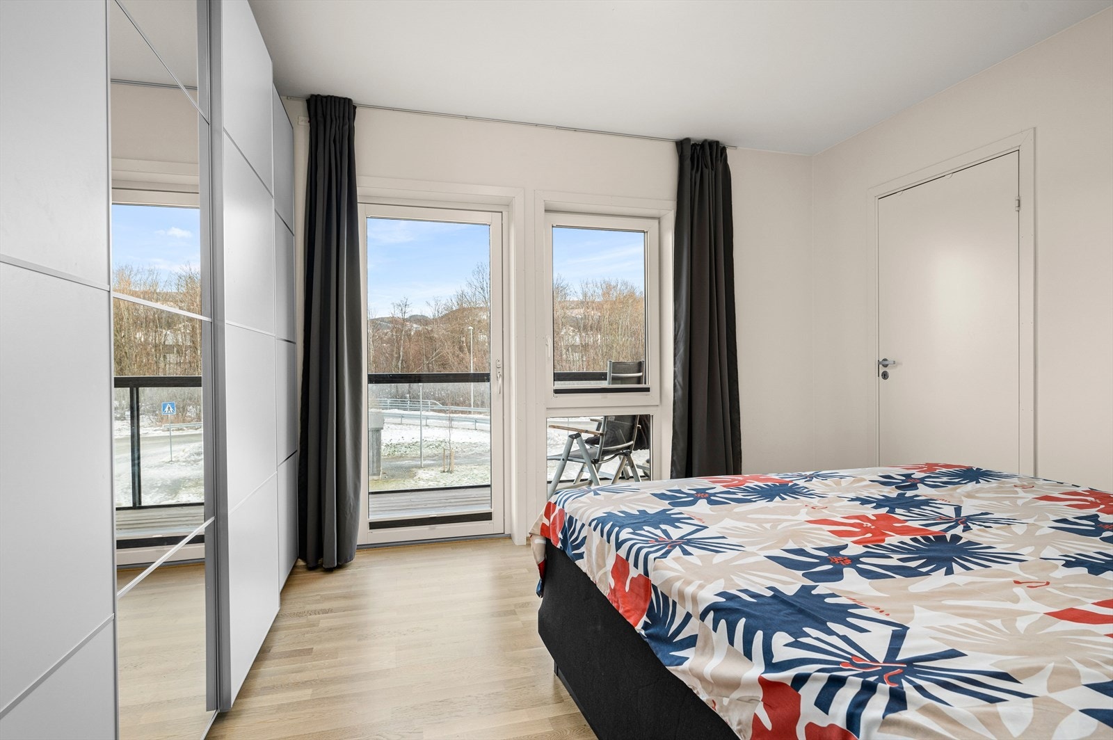 Hovedsoverommet har god størrelse på 13,5 m², med god plass til dobbelseng, nattbord og garderobe. Galleribilde