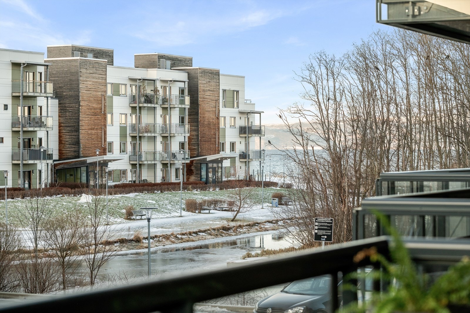 Herifra har du utsyn mot grøntområder og Ranheimsfjæra, hvilket gir en rolig og stemningsfull atmosfære. Galleribilde