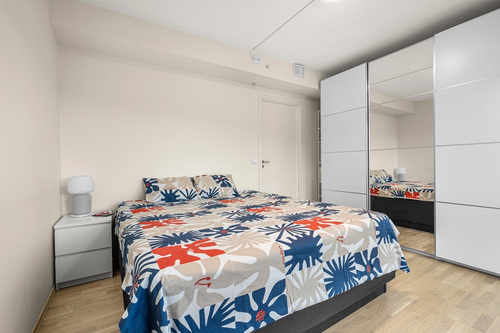 Det er totalt 3 soverom i leiligheten på hhv 13,5m², 8m² og 7m². Galleribilde