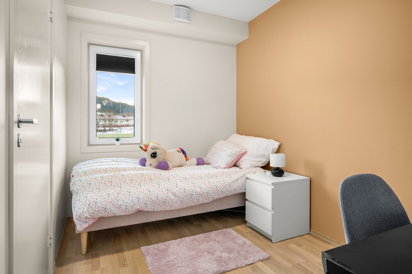 Hjemmet sitt andre soverom er på 8m² og kan benyttes som barnerom, gjesterom, kontor eller annet. Galleribilde