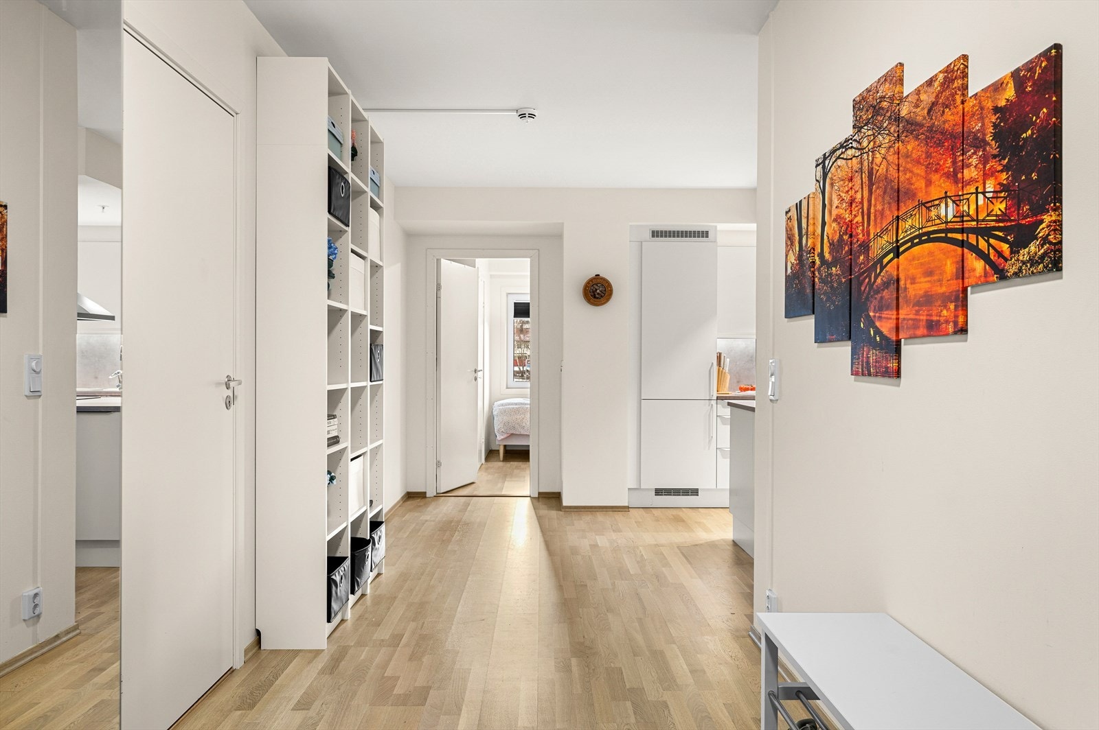 Garderobeløsning med god plass til yttertøy, sko og oppbevaring. Galleribilde