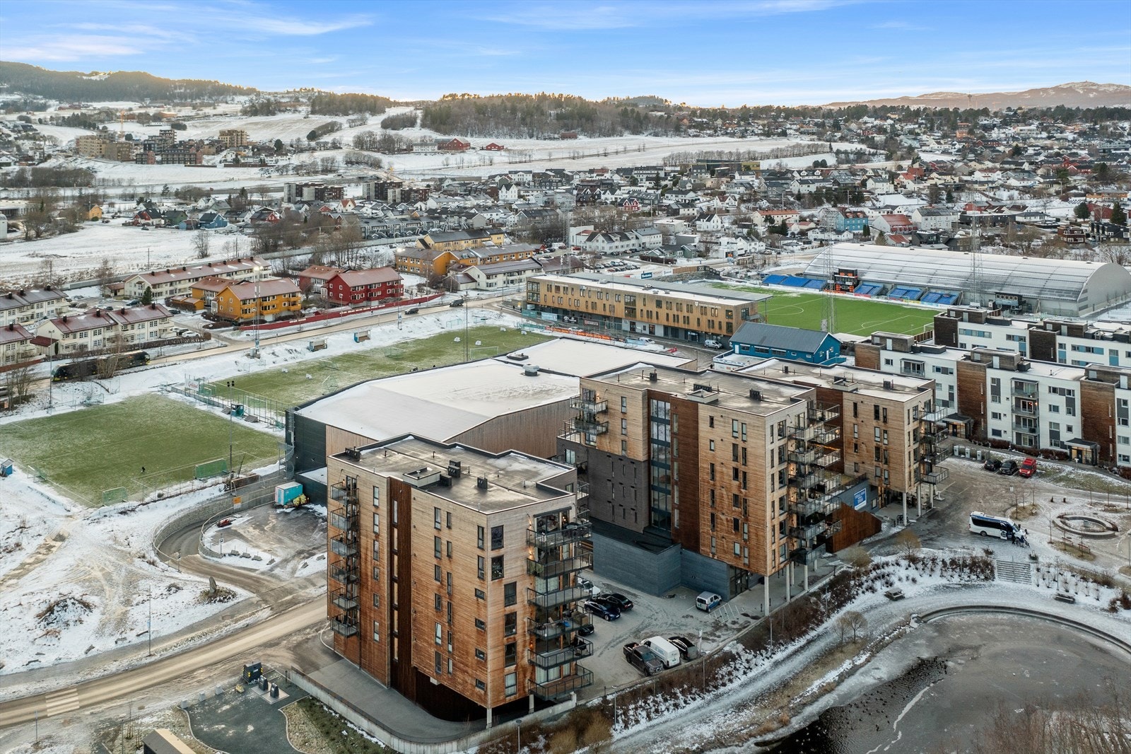 Rett over gaten finner du Extra Arena ved Ranheim flerbrukshall, med kunstgressbaner, fotballbinge og 3T treningssenter. Galleribilde