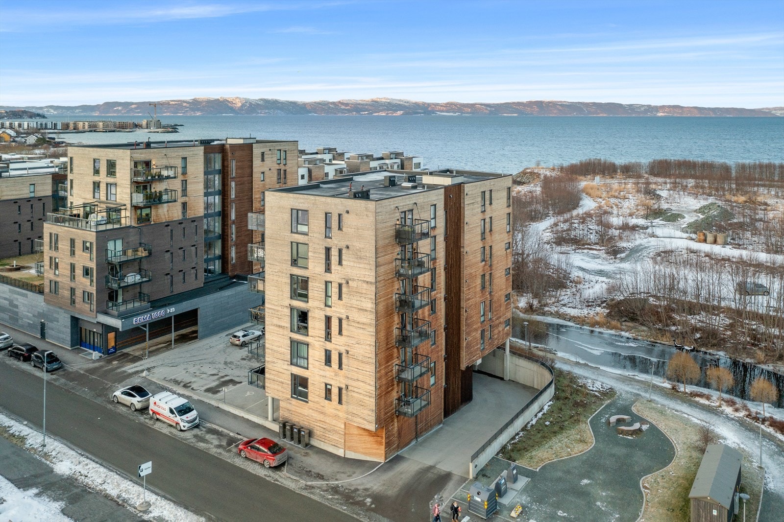 I nærheten ligger Grilstad Marina (åpnet i 2015) med småbåthavn, lekeplasser, badestrand og flotte turmuligheter langs fjorden. Galleribilde