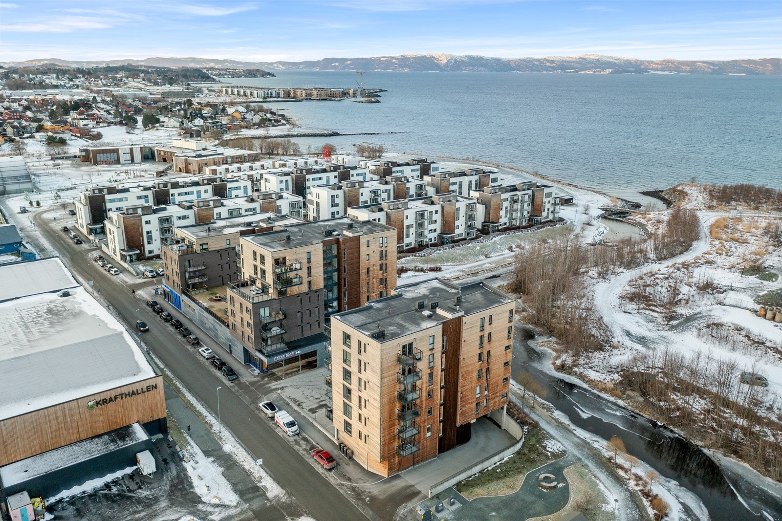 Pen og godt vedlikeholdt fasade med skjermet inngangsparti og grønne uteområder rundt. Galleribilde