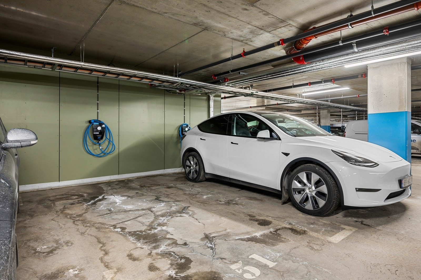 Heis direkte til oppvarmet garasje er både hyggelig og praktisk. Det følger 1 parkeringsplass med leiligheten. Galleribilde