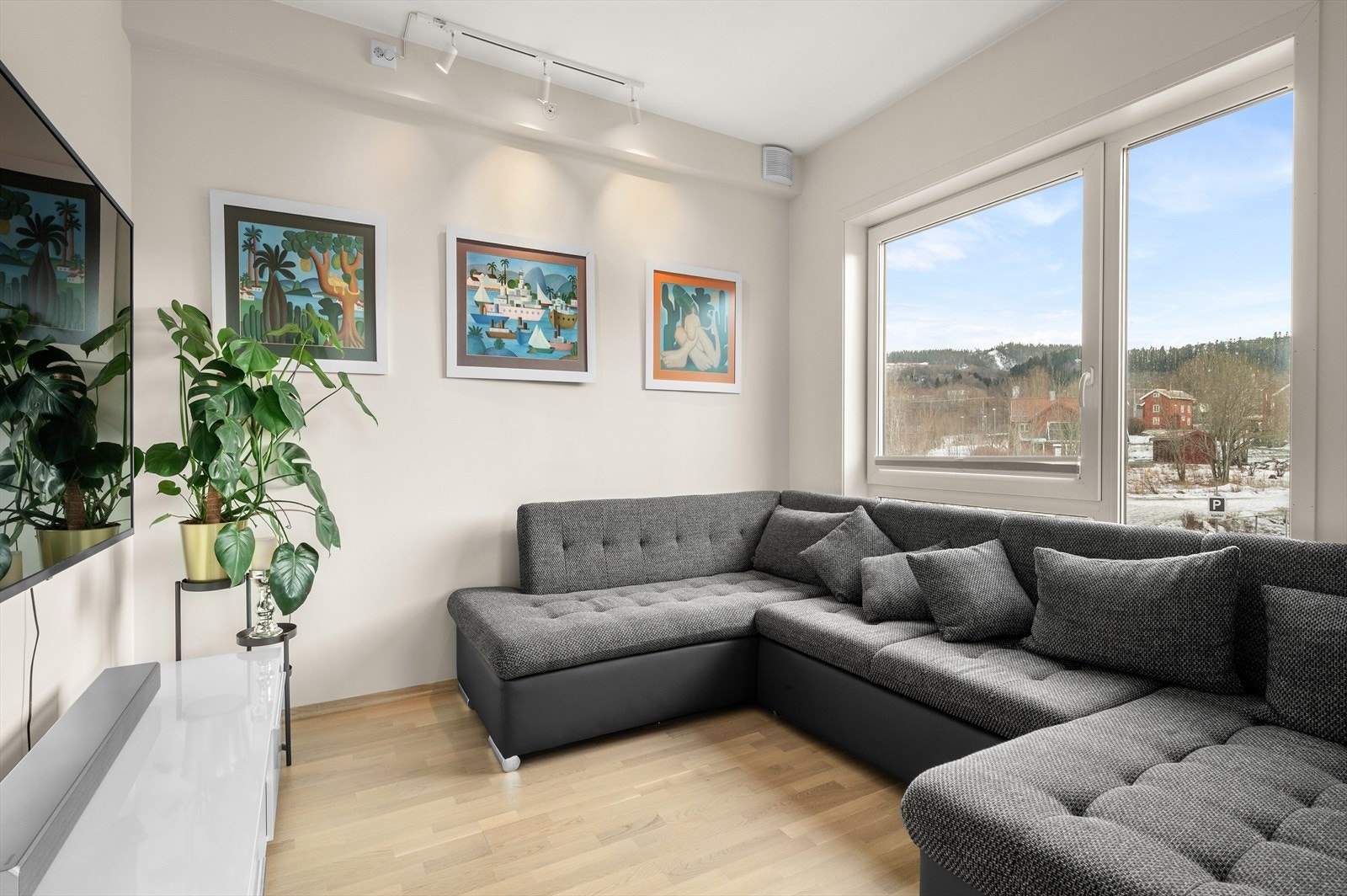 I stuen er det egen "tv-krok" hvor hele familien kan samles til sosiale sammenkomster. Galleribilde