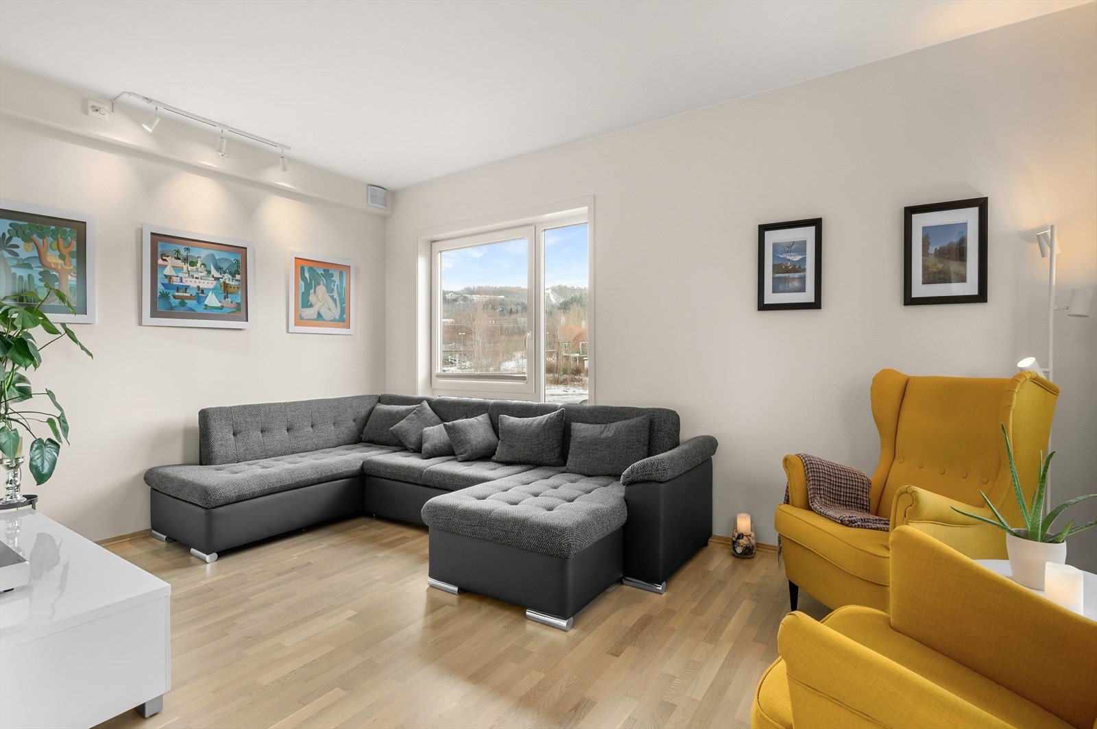 Boligens samlingspunkt inkluderer stuen på 30,5m², med en praktisk planløsning og moderne stil. Galleribilde