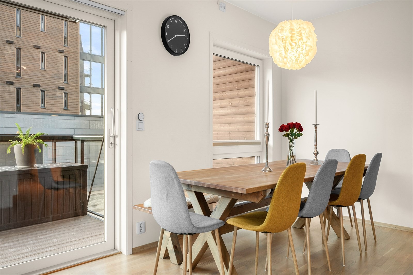 Spisestuen er plassert strategisk i sonen mellom stue og kjøkken. Galleribilde