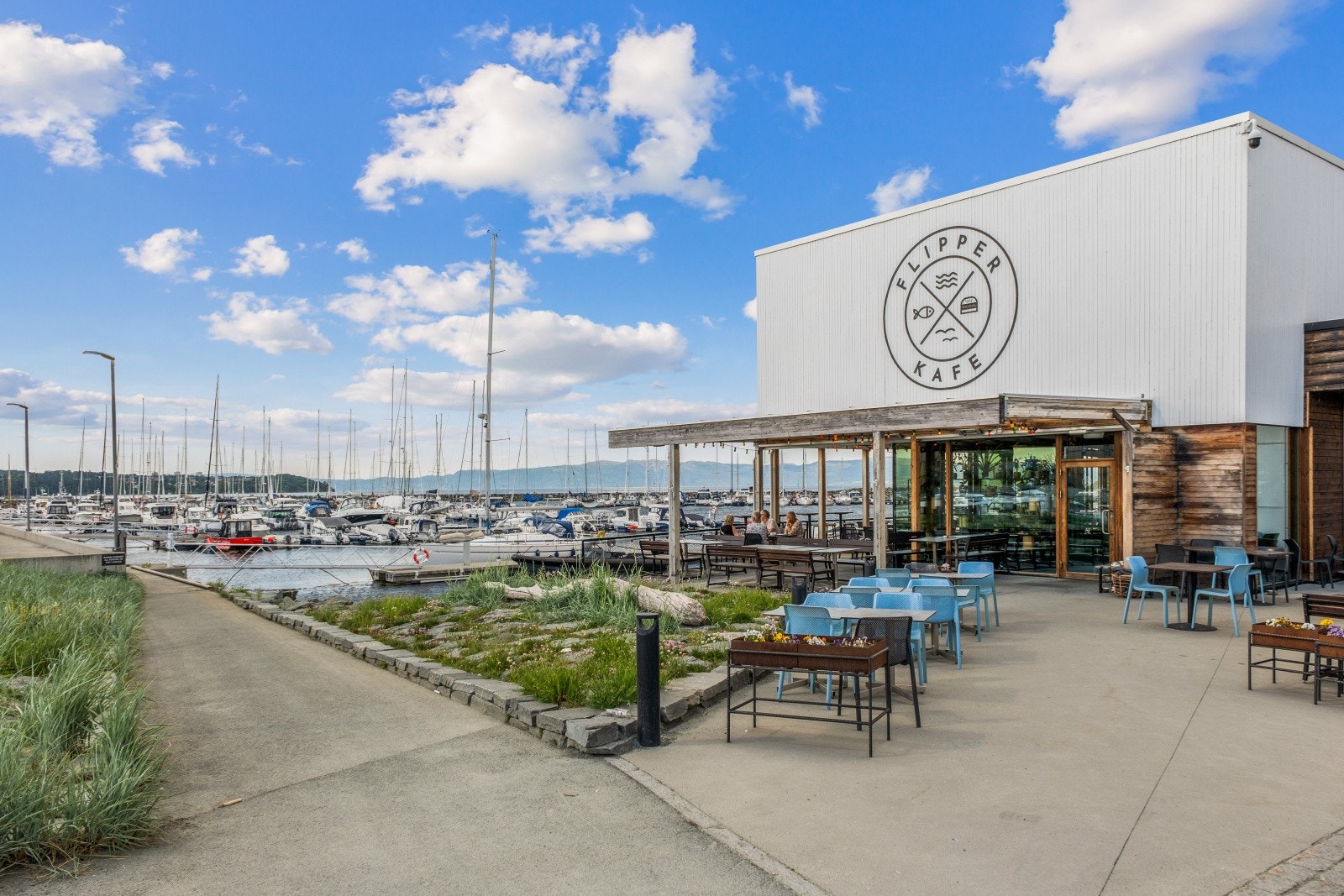 På Grilstad Marina ligger også den anerkjente restauranten Flipper, hvor man kan spise godt og samtidig nyte utsikten mot både båthavnen og fjorden. Galleribilde