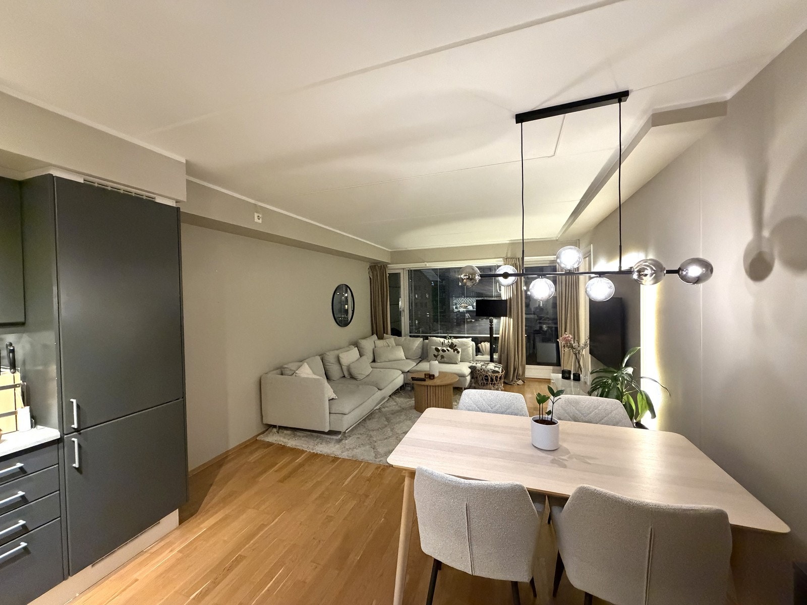 Innbydende stue med god plass til både sofakrok og spisebord. Galleribilde