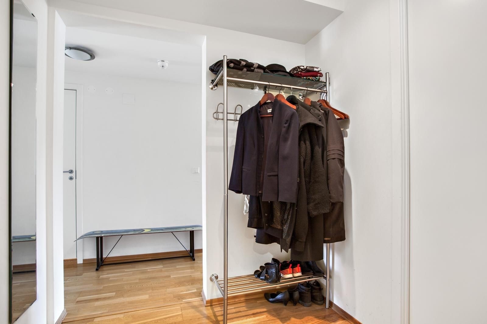 Entré med plass til jakker og sko. Galleribilde