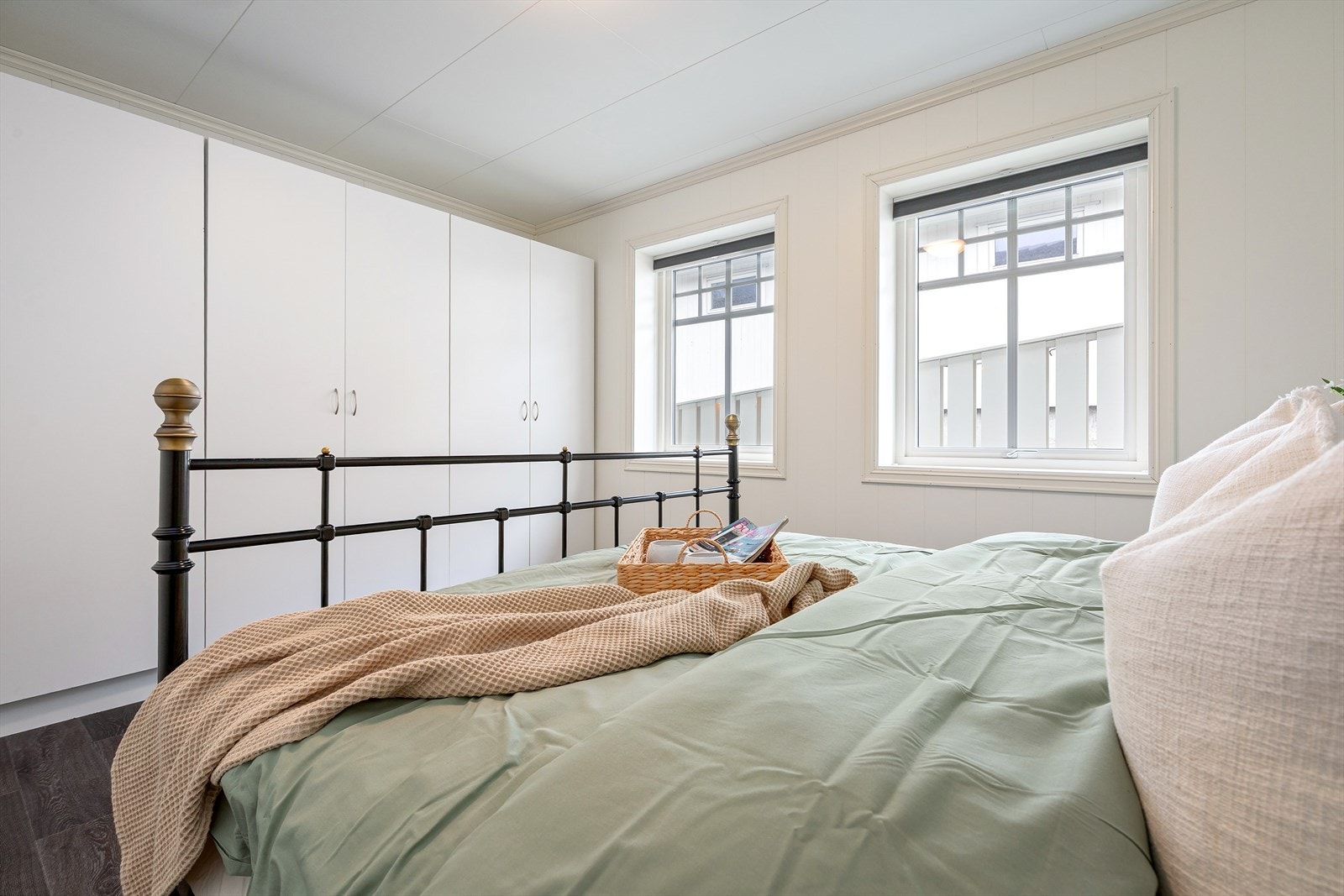 Etasjen har også 2 soverom der hovedsoverommet framstår som romsleg med plass til dobbeltseng og ynskja garderobeløysing. Galleribilde