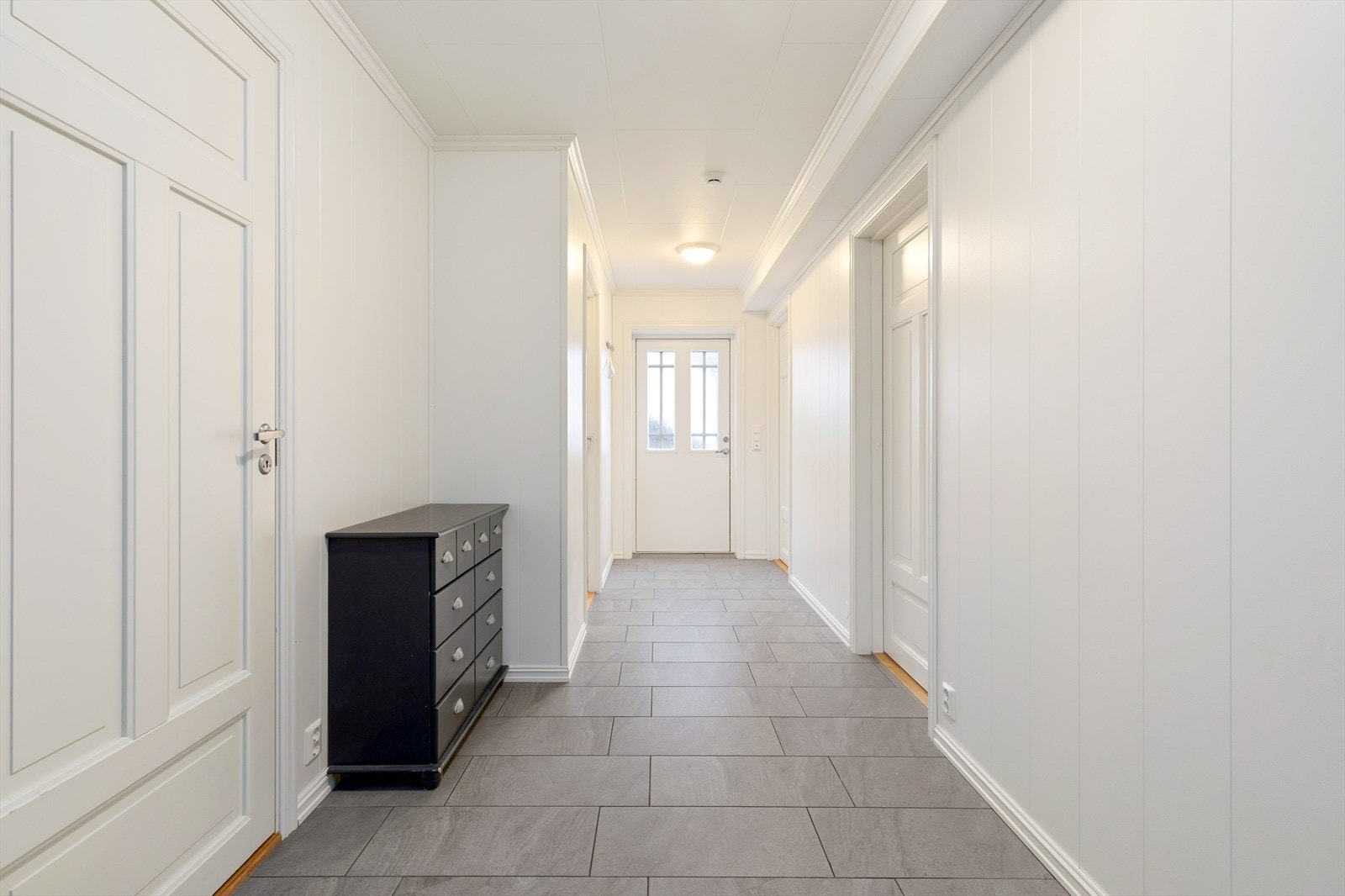 Del av underetasjen som tilhøyrer hoveddelen inneheld romsleg gangareal med flis på golv og 3 lyse soverom. Galleribilde