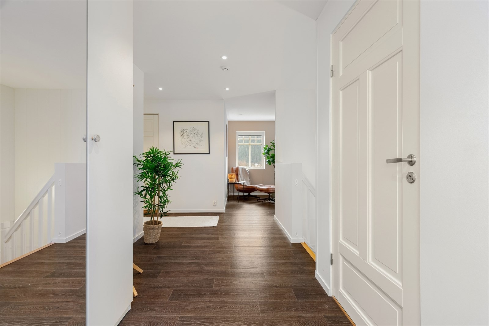 Like ved inngangen ligg tekniskrom og trapperom ned til underetasjen. Galleribilde