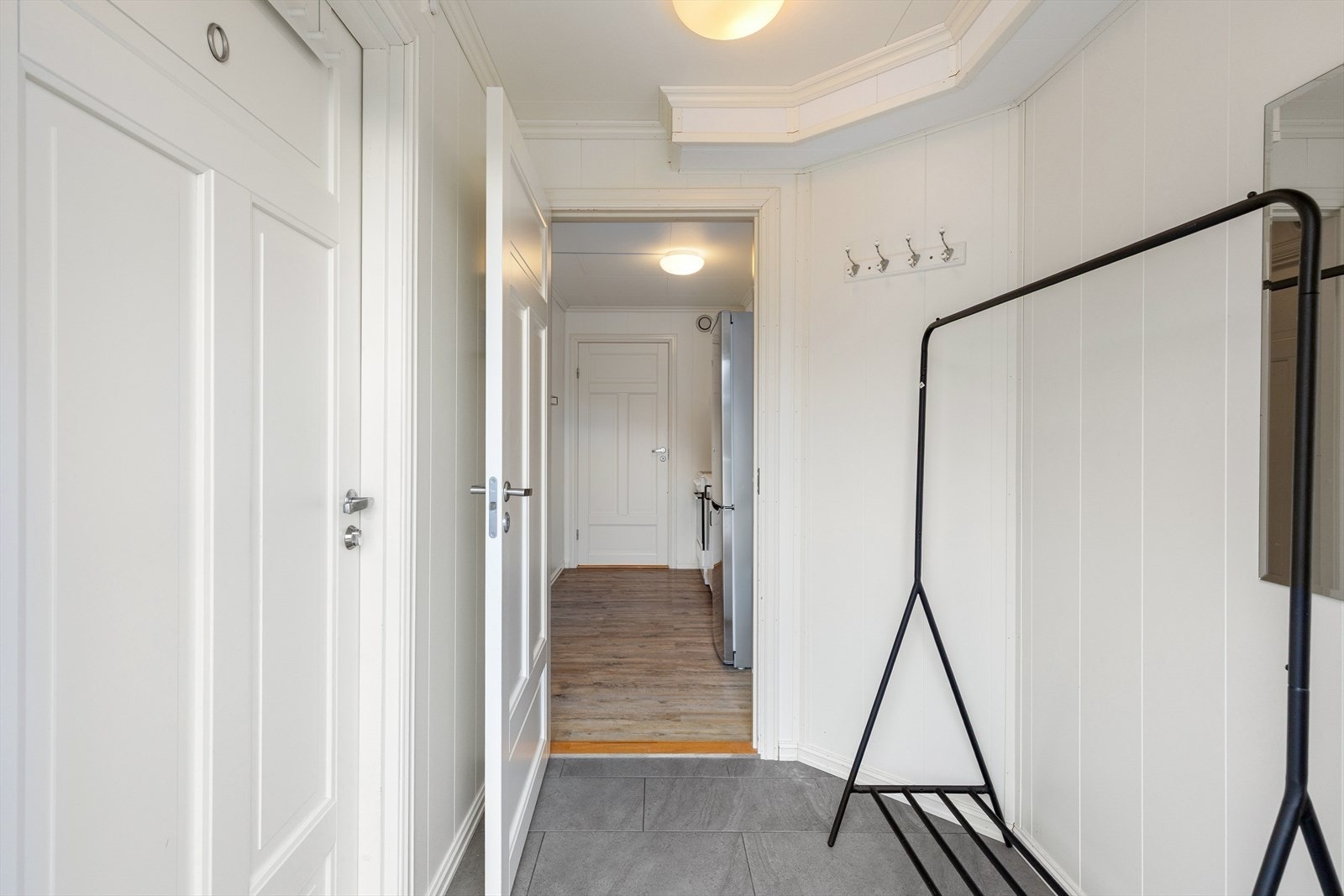 Utleigedelen har eige inngangsparti på nedsida av bustaden. Galleribilde