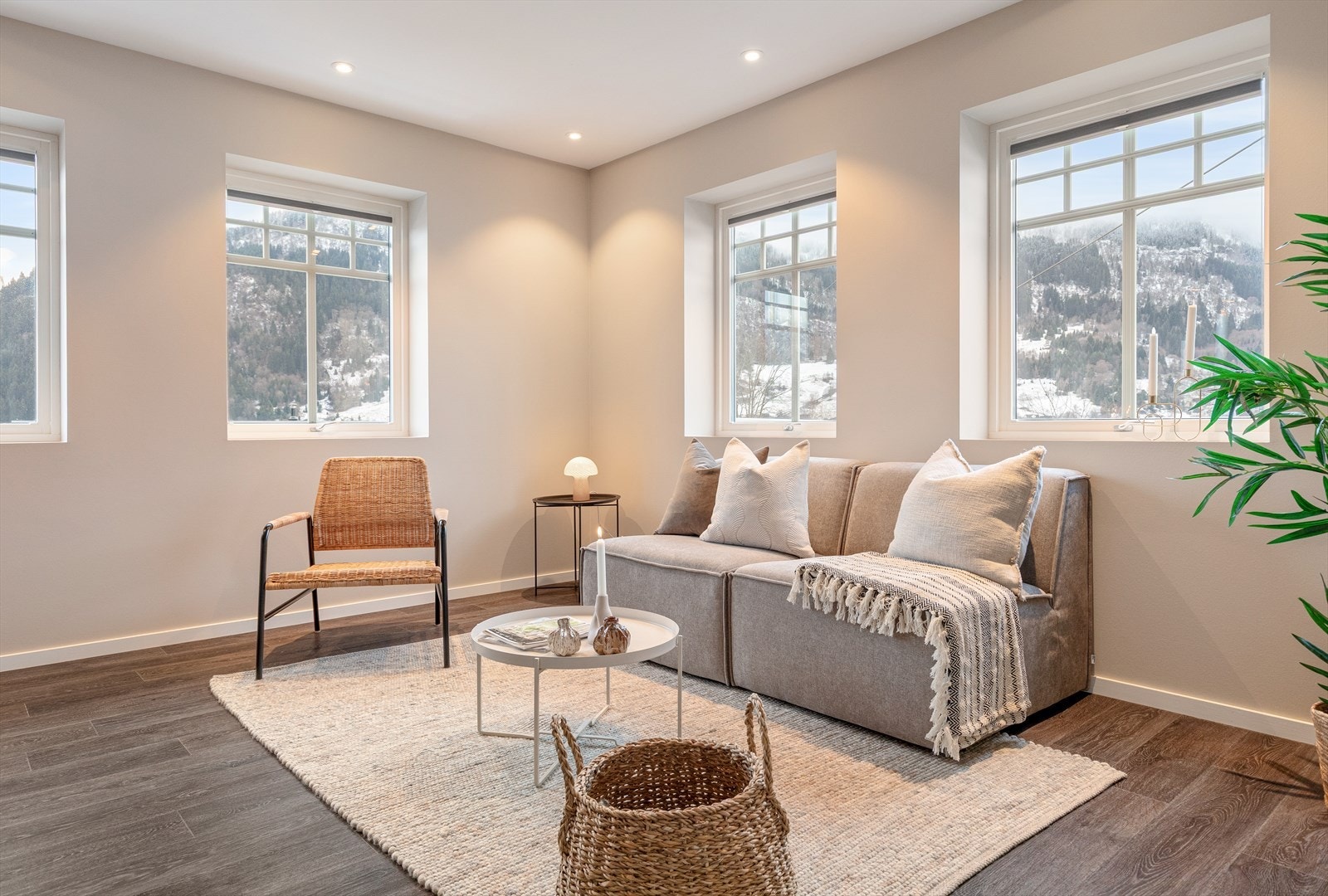 Stova har fleire vindauger om gjev godt med lysinnslepp. Galleribilde