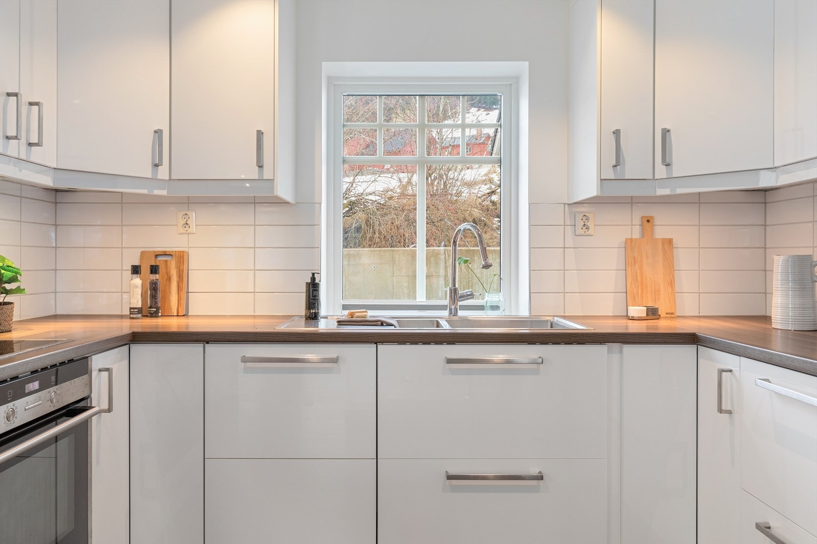 Kvitevarer er integrert og består av oppvaskmaskin, platetopp, steikeomn og nisje for dobbeltskåp med kjøl og frys. Galleribilde