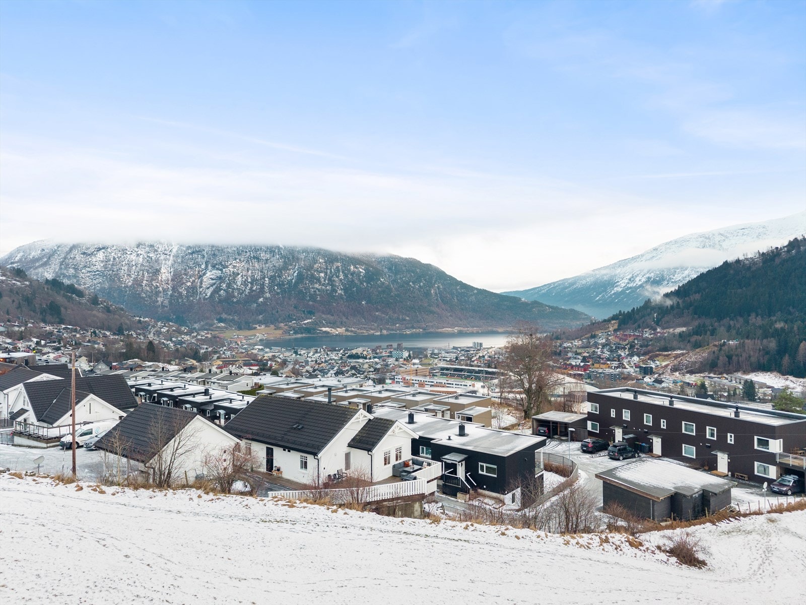 Frå eigedomen er det kort avstand til Campus med treningssenter, klatresenter, storhall, høgskule og vidaregåande skule. I Sogndal sentrum finn du dei fleste servicetilbod. Galleribilde