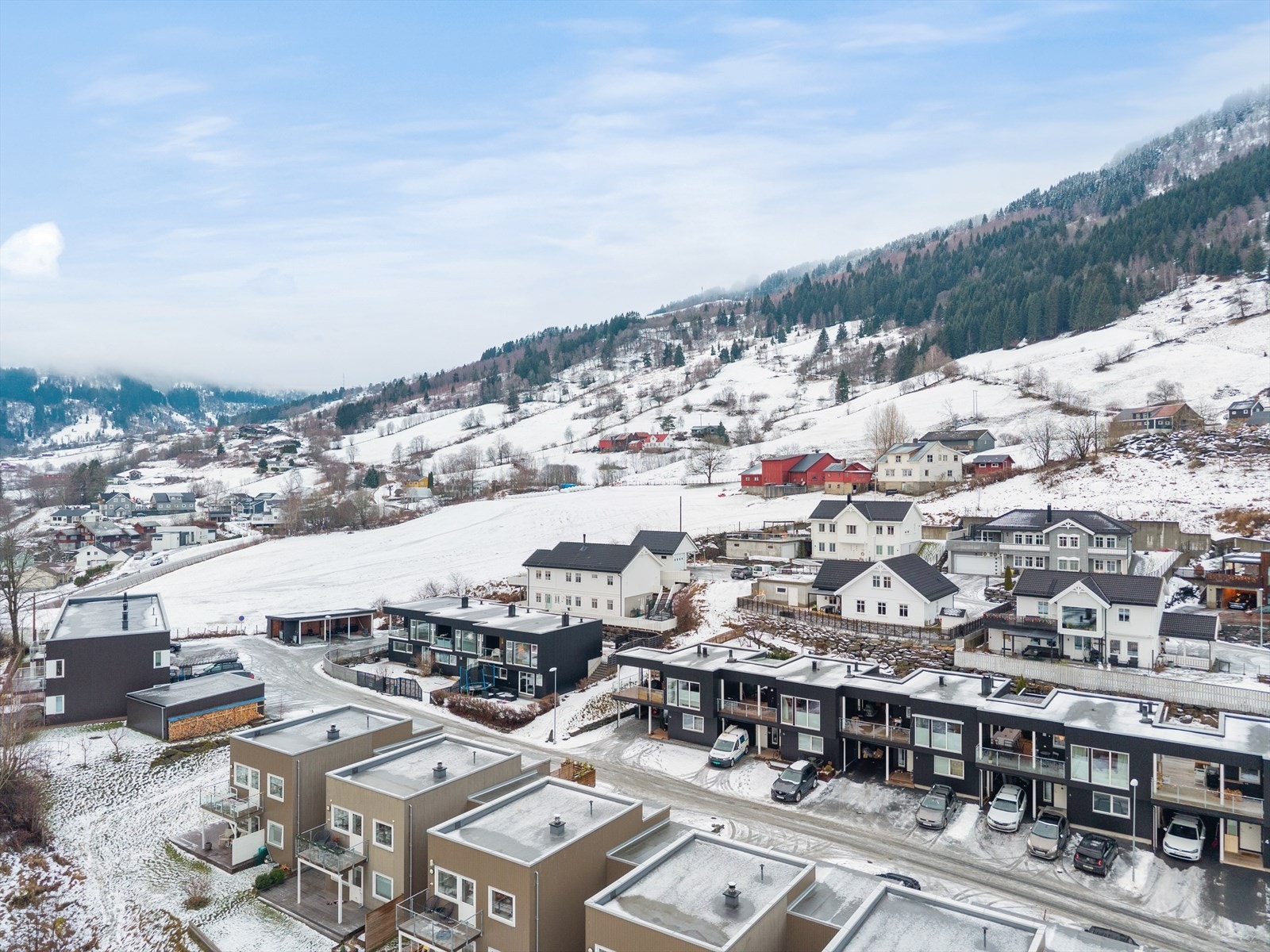 Her bur du i eit roleg og lite trafikkert område, samstundes som du har kort veg til det meste og leikeplass i nærleiken. Galleribilde