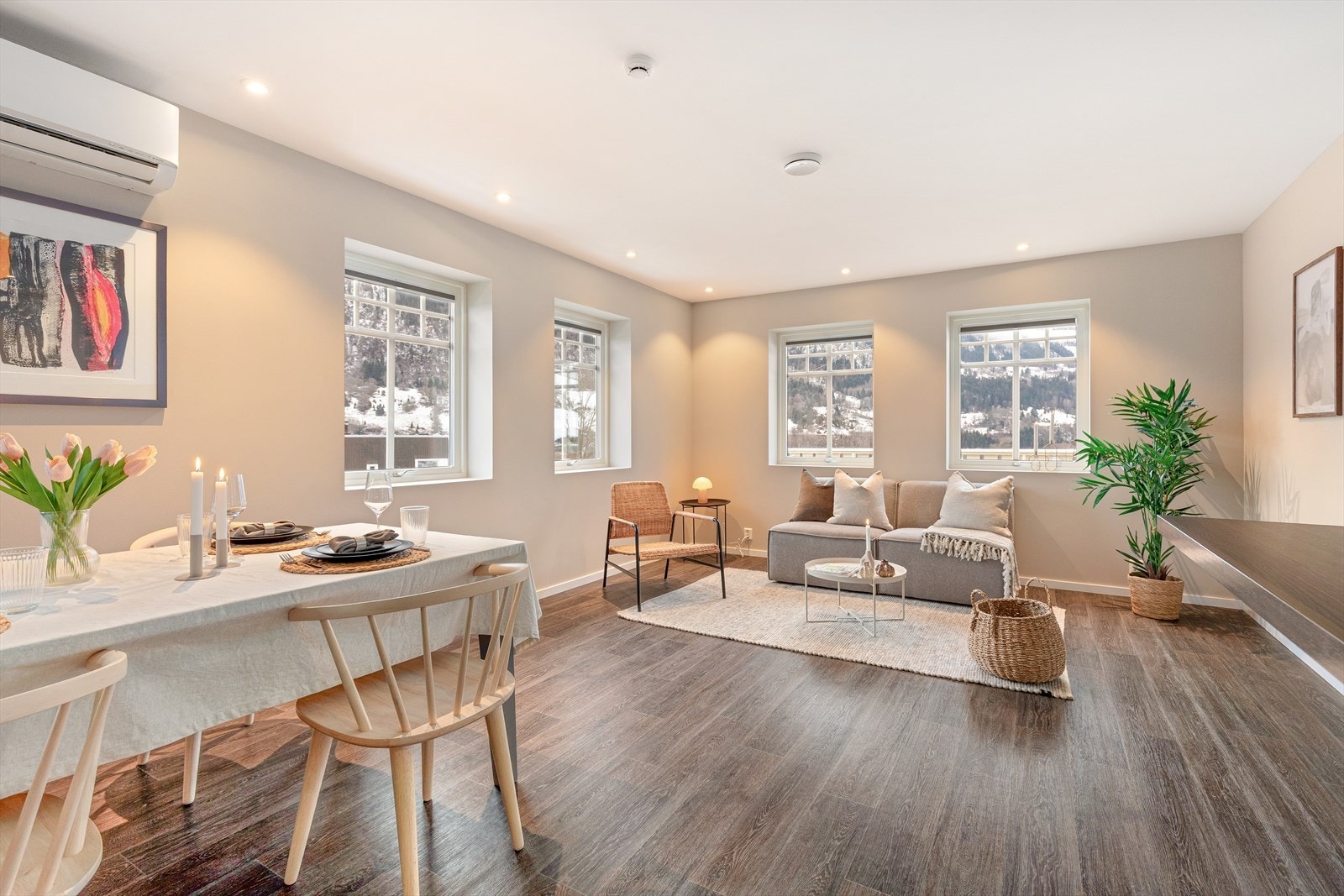 Stove og kjøkken kjem i ei opa løysing og kan innreiast med fleire sittegrupper. Galleribilde