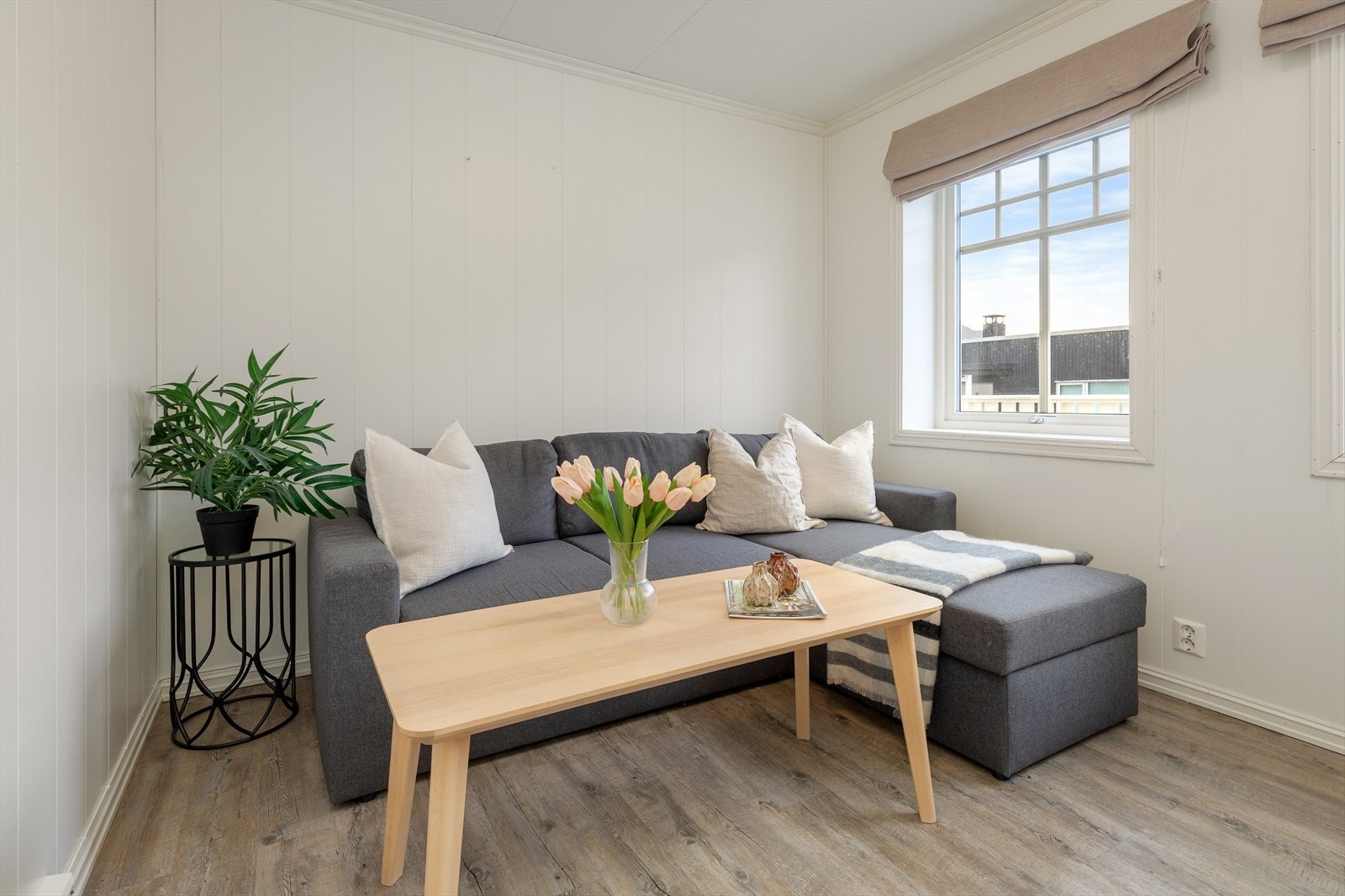 Lys og triveleg stove med plass til sofagruppe. Leilegheita er utleigd for kr 12.000,- pr mnd. Galleribilde