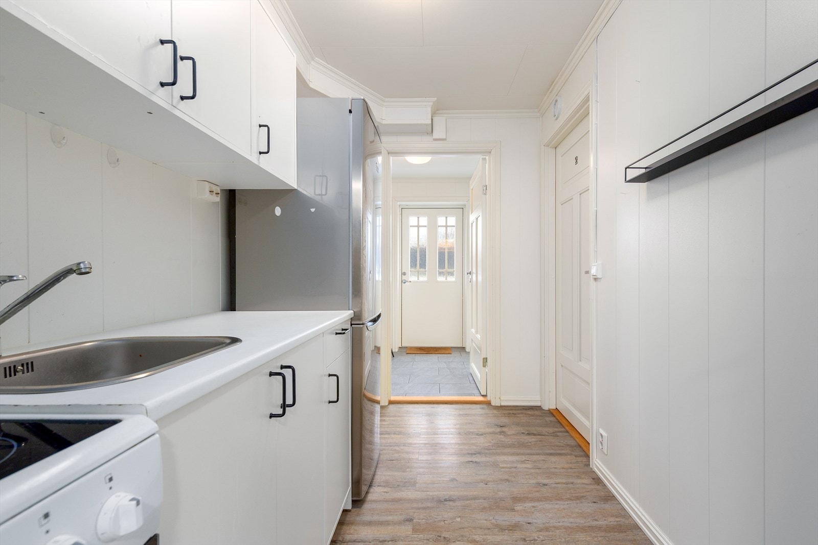 Kvitevarer består av komfyr, kjøl/fryseskåp, microomn og nedfelt enkel kum. Galleribilde