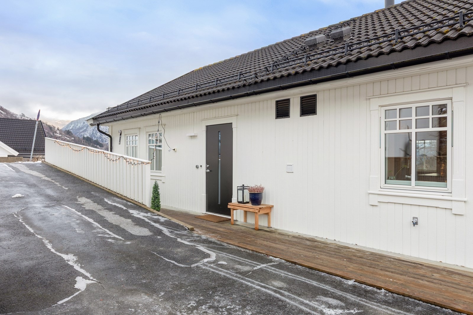 1.etg har lett tilkomst via bakkeplan og treplatting langs inngangspartiet. I nedkøyring mot tunet er det lagt varmekablar. Galleribilde