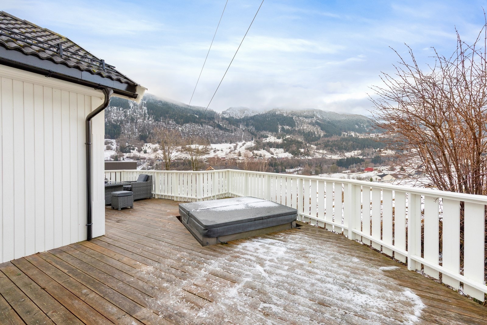 Her ute kan ein også slappe av og nyte eit varmt bad i den nedsenka jacuzzien. Galleribilde