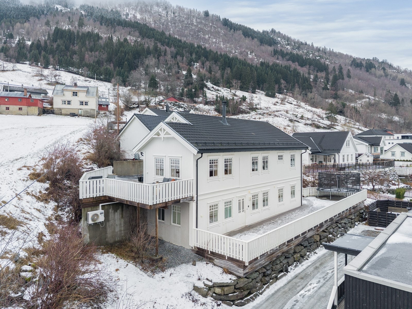 Velkomen til Stullahaugen 7! Flott og moderne endebustad med utleigdedel plassert i byggefelt på Gurvin i Sogndal. Galleribilde