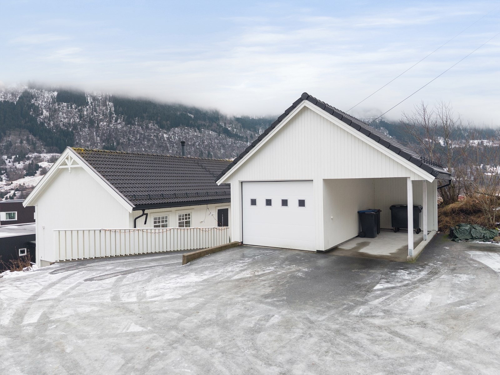 Store delar av uteområdet i begge nivå er dekka av terrasser i impregnert tre, ellers er det asfaltert tilkomst og parkering. Galleribilde