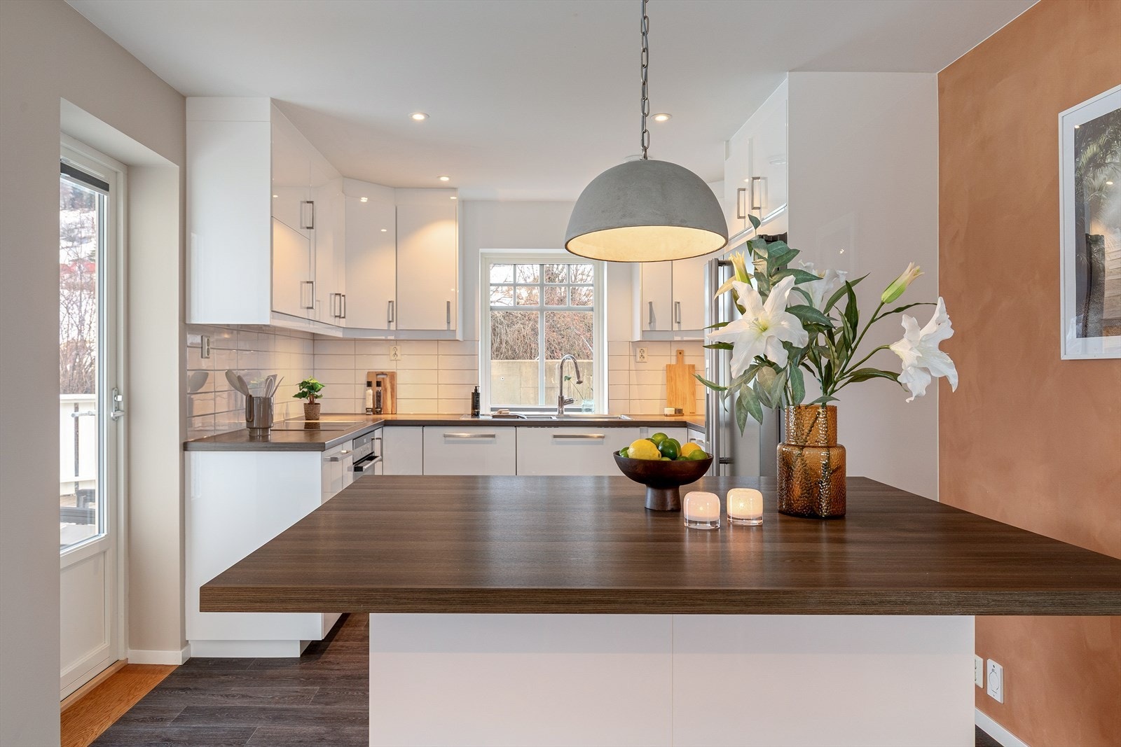 Frå kjøkken er det tilkomst ut til terrasse. Galleribilde