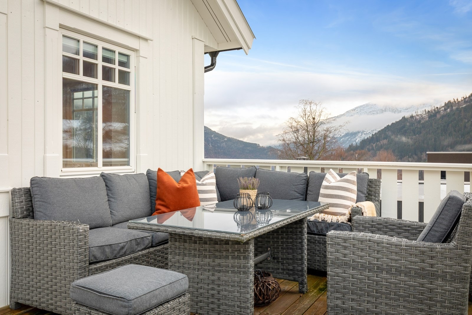 Her er det gode solforhald og flott utsikt. Kveldssola går ned på denne sida av huset Galleribilde