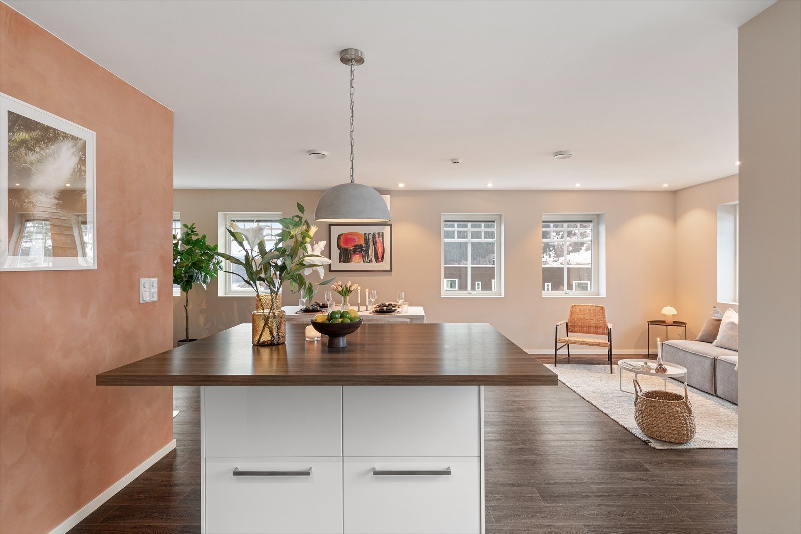 Sosial og praktisk kjøkkenøy gjev naturleg avskjerming mellom stove og kjøkken. Galleribilde