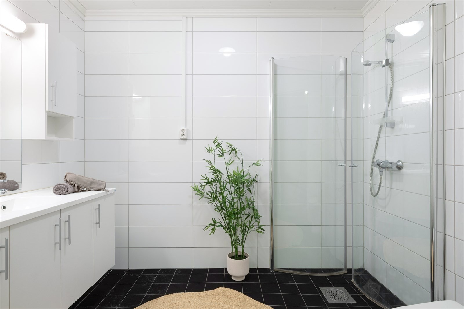 Det er nytta flis og varmekablar på golv, flis på veggar, og i taket er det tak-ess. Galleribilde