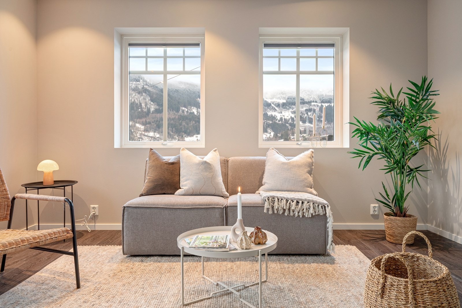 Her er det lune og moderne fargetonar som skapar ein behageleg atmosfære i opphaldsrommet. Galleribilde