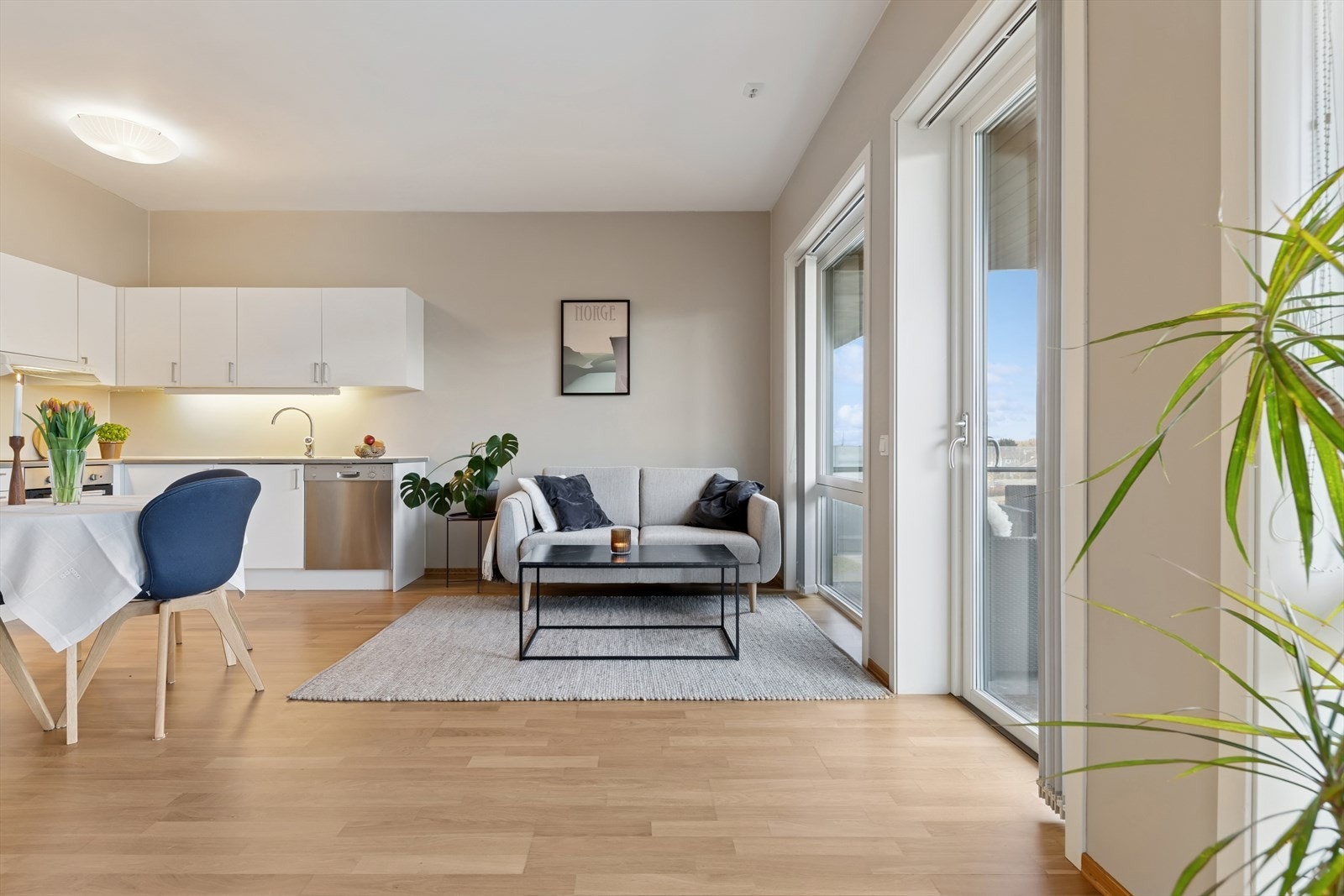 Stuen er av god størrelse med flere møbleringsmuligheter Galleribilde