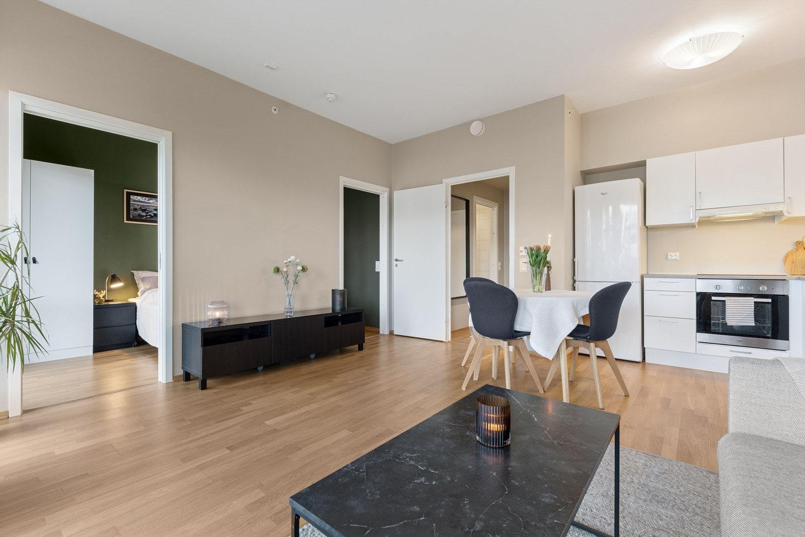 Leiligheten er nylig malt i moderne fargevalg, det gjør seg ekstra godt grunnet de store vindusflatene som slipper inn rikelig med dagslys Galleribilde