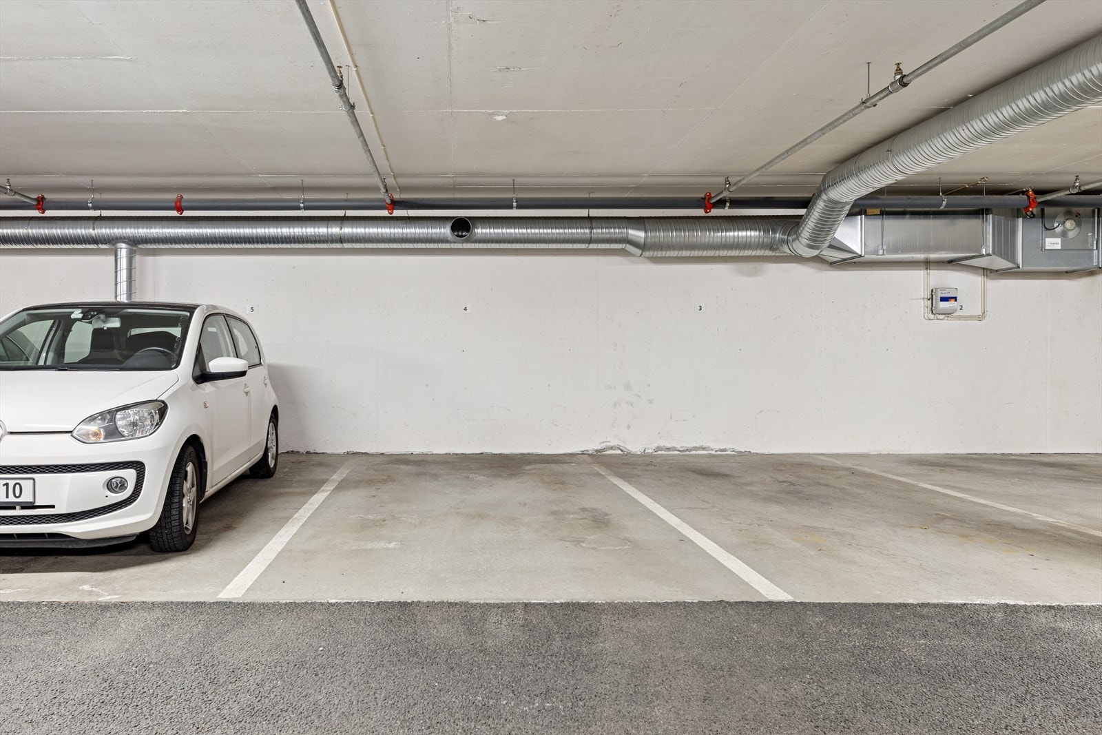 Parkering på oppmerket plass i lukket anlegg, mulighet for å installere elbil lader mot kostnad Galleribilde