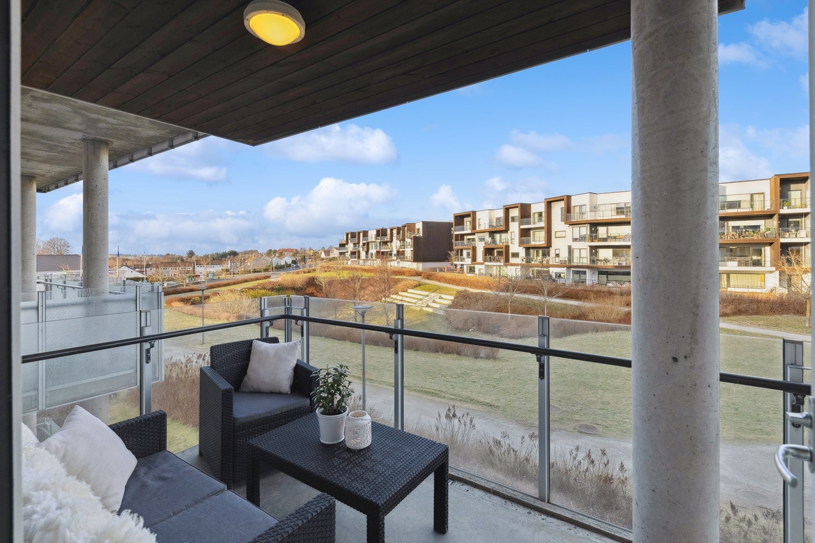 Sommerdager kan nytes på luftig balkong Galleribilde