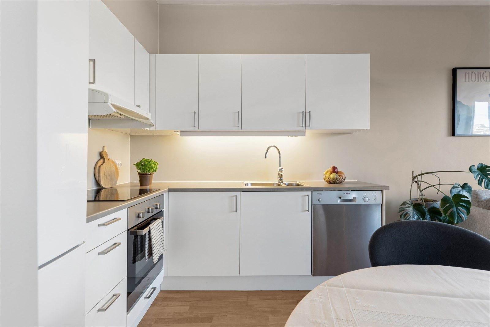 På kjøkken følger hvitevarer som oppvaskmaskin, stekeovn, steketopp, og kjøleskap handel Galleribilde