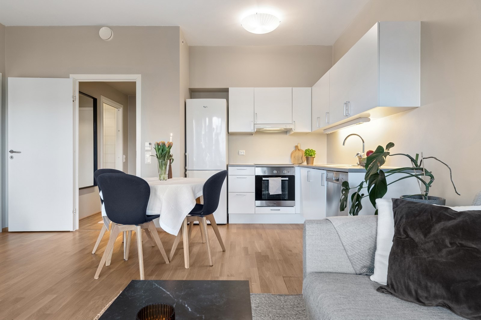 Leiligheten er nylig malt i moderne fargevalg Galleribilde