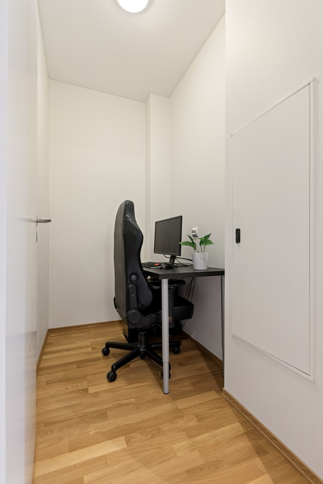 Bod brukt som kontor, noen bruker også dette rommet til walk-in closet Galleribilde