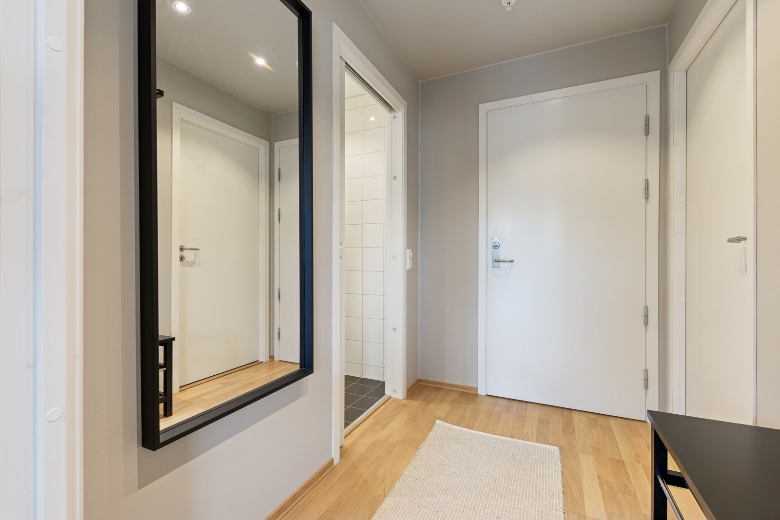 Entrè med adkomst til åpen stue- og kjøkkenløsning, bad, og bod/kontor/walk-in closet Galleribilde