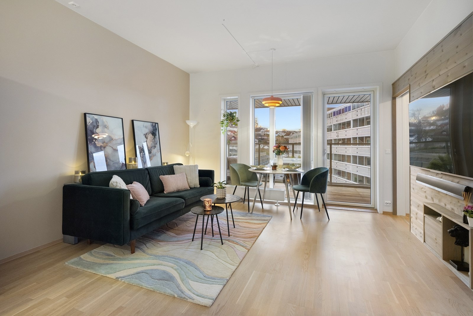 Den generøse takhøyden på 2,88 meter bidrar til en ekstra romfølelse og et luftig innemiljø. Galleribilde