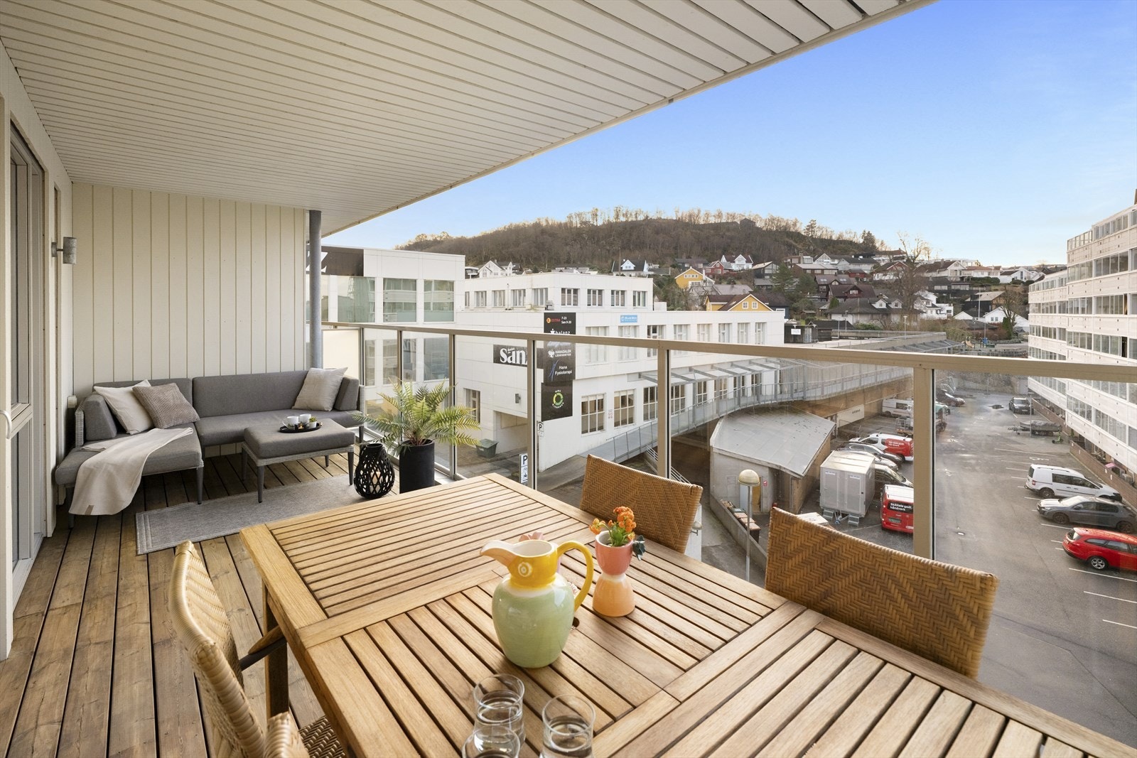 Her ligger alt til rette for å skape flere soner etter behov: spiseplass for hyggelige sommerkvelder, en loungedel for avslapning og kanskje noen grønne elementer med planter eller krukker. Galleribilde